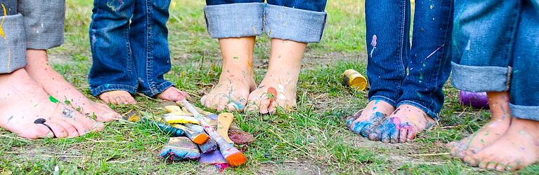 Foto: pixabay.com / Gebrauchte Pinsel und mit Farbe bespritzte Füße von Kindern und Erwachsenen