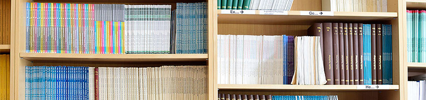 Volle Bücherschränke in der Fachbereichsbibliothek