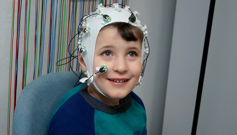 Kind mit EEG-Kappe